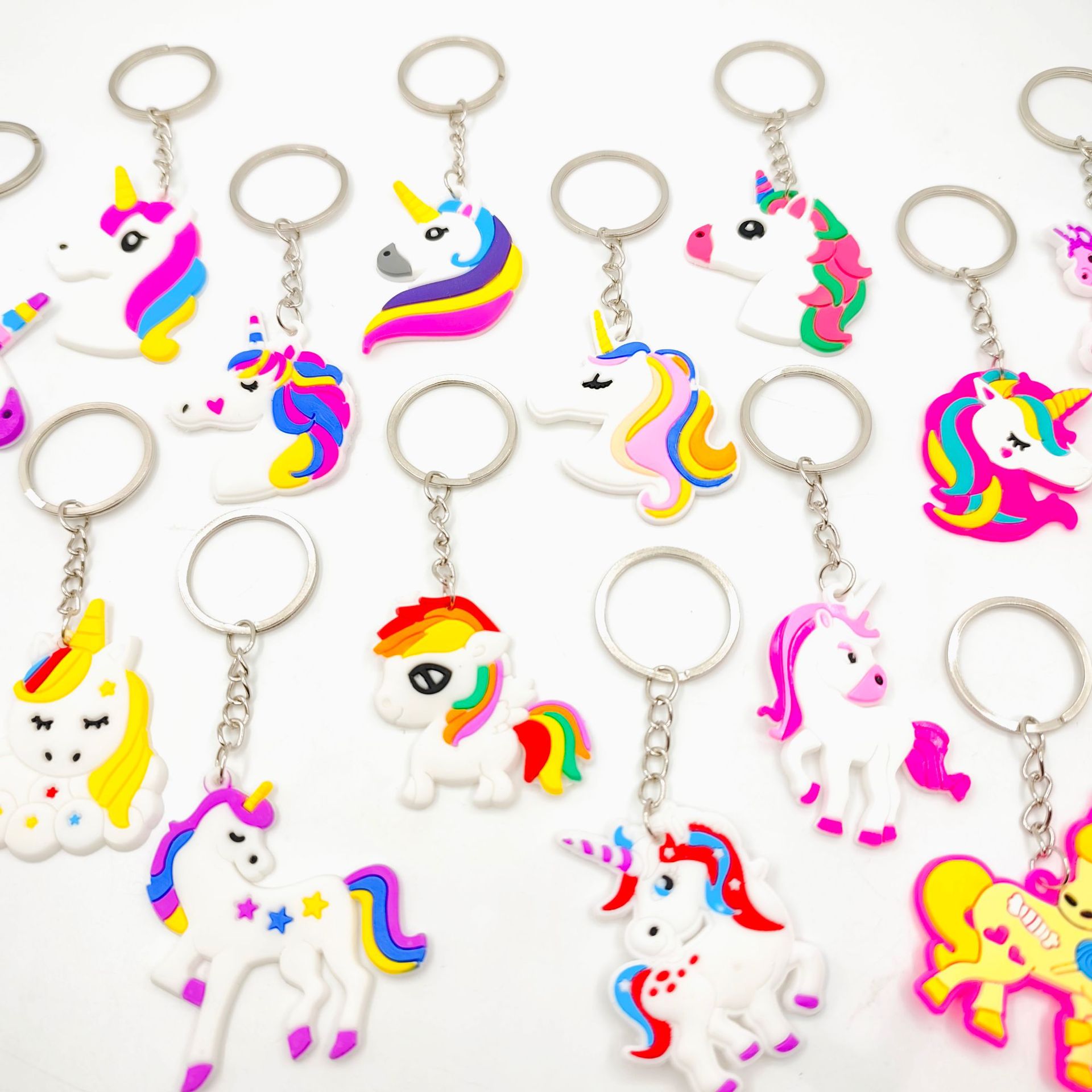 Crossover amazon unicornio llavero dibujos animados PVC soft adhesivo llavero colgante adornos fiesta de niños al por mayor Specification image