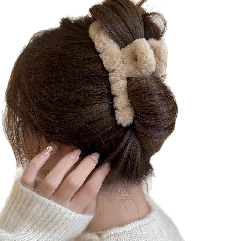 This is a new large-sized cross-fleece hairpin for women in autumn and winter, featuring a generous amount of shark clips and a high-end look. It is a headpiece for the back of the head Item Picture