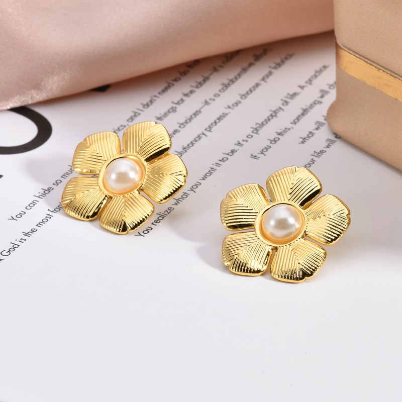 European and American cross-border retro flower stud earrings for women, a niche and high-end bestseller on Instagram, turquoise earrings, a unique and elegant ear accessory Application Scenario