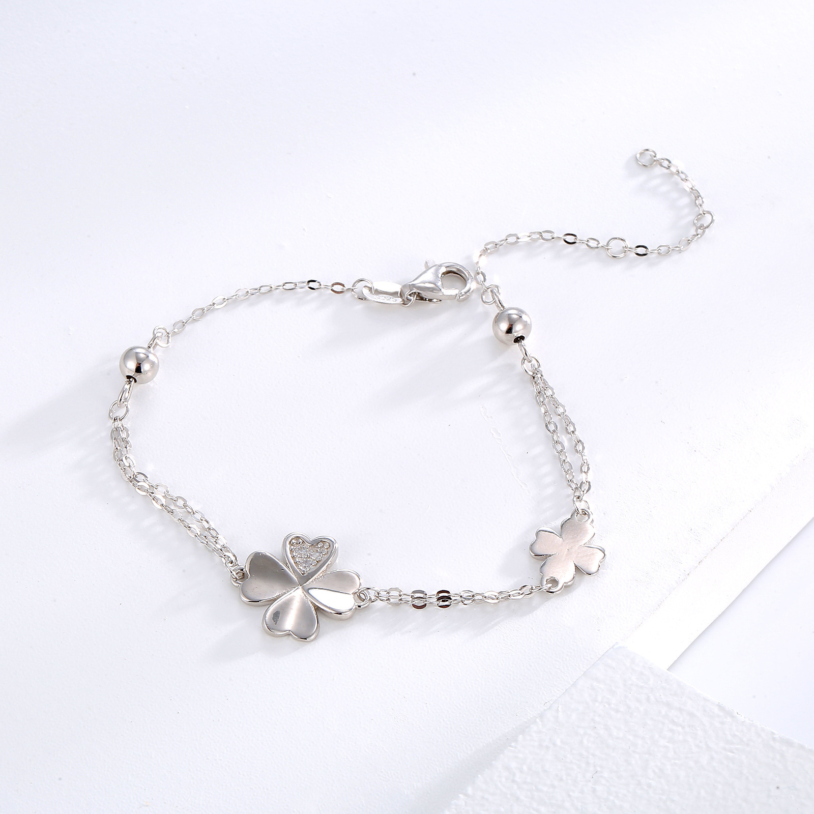 Lucky Four-leaf Clover bracelet with slightly inlaid plain silver fashion jewelry, forest-themed light luxury factory wholesale details Picture