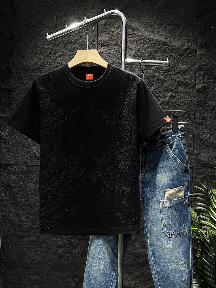 This is a highly anticipated short-sleeved T-shirt with dragon pattern embroidery for men's summer casual and versatile wear, featuring a half-sleeved base layer Specification image