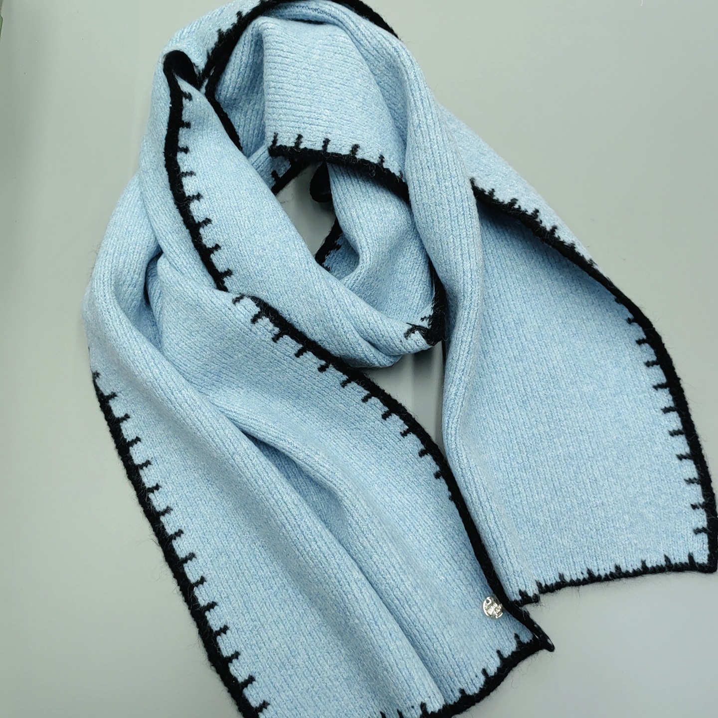 The new Korean version of the lockstitch knitted woolen scarf is a solid color in winter with a chanel-style Christmas atmosphere. It is a soft and glutinous scarf details Picture