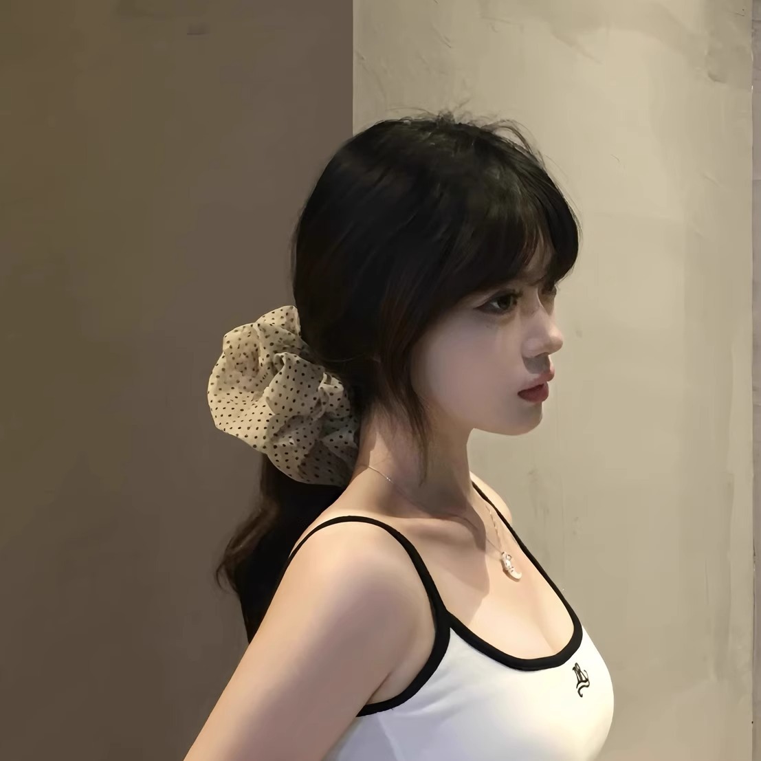 French minimalist accessories 2025 New style cotton and linen fabric polka dot large girl large intestine circle hair band Super fairy hairstyle accessories Application Scenario