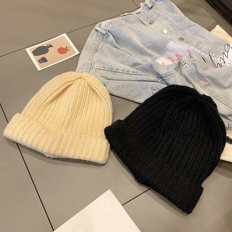 A versatile green woolen hat for women in autumn and winter. It's loose in winter and thick-thread in winter to make the face look good. It's a small ear-protecting knitted hat with a big head circumference Application Scenario