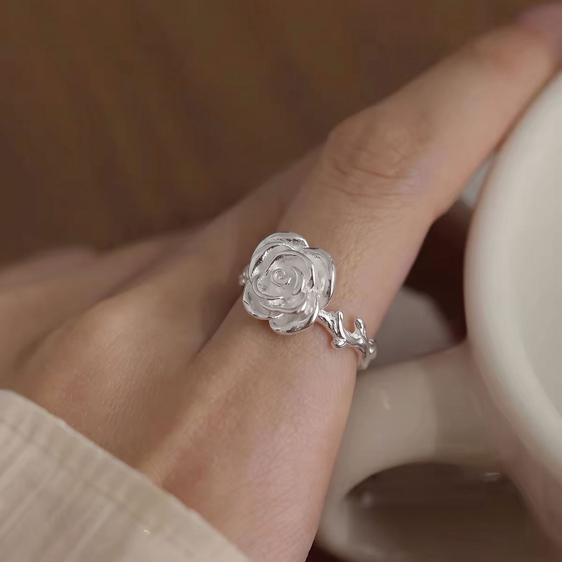 S925 sterling silver ring, a women's thorny rose food ring, is a simple, elegant, fashionable, light luxury and cold style niche jewelry Application Scenario
