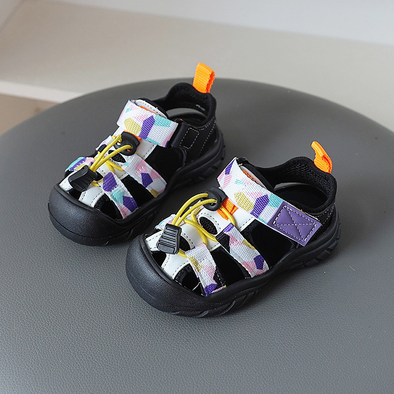 New summer 2025 children's canyoning shoes: Girls' headband sports sandals, Korean-style boys' camouflage anti-slip beach shoes Application Scenario