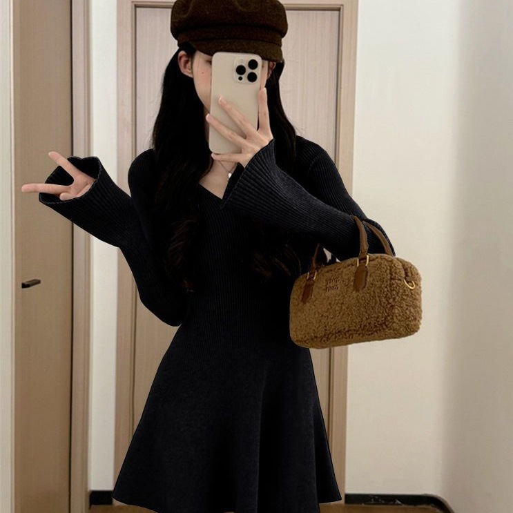 高级感气质长袖针织连衣裙女秋冬2025新款纯欲风收腰显瘦内搭短裙产品图