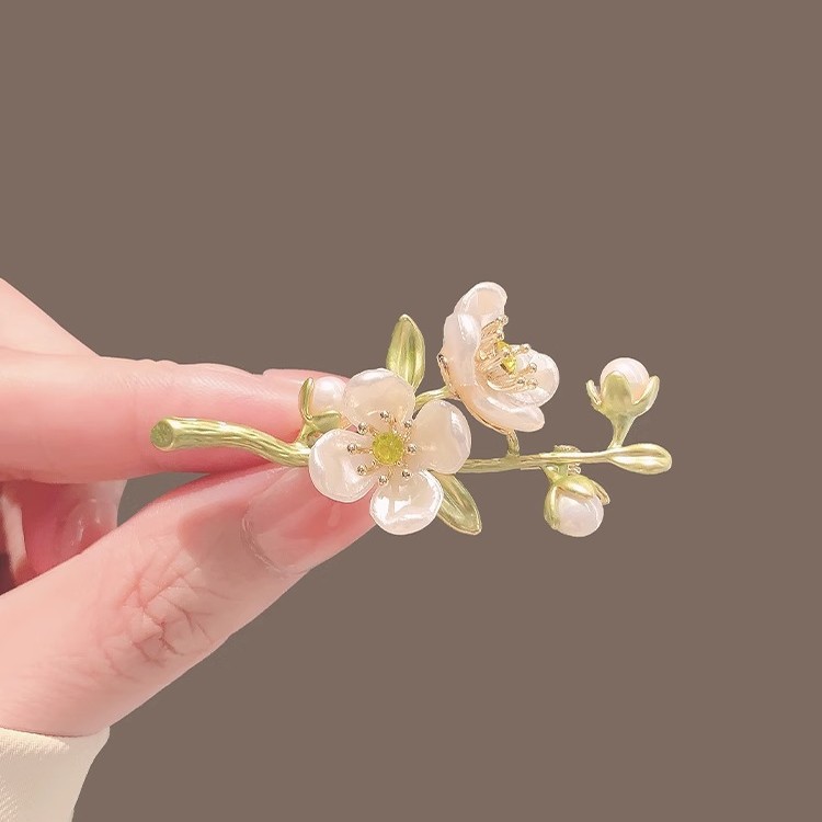 Artistic green jasmine brooch, plant flower pearl brooch, retro style suit, anti-glare clasp pin accessory Application Scenario