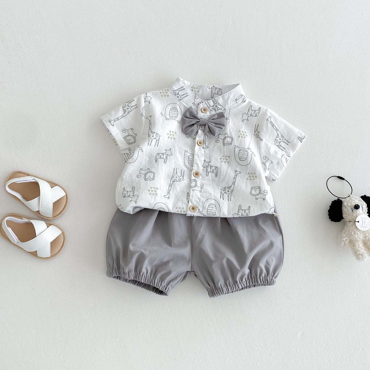 Boys' short-sleeved shirt in Hong Kong style, cool and fashionable 2025 children's summer wear, boys' summer shirt and shorts set, stylish details Picture