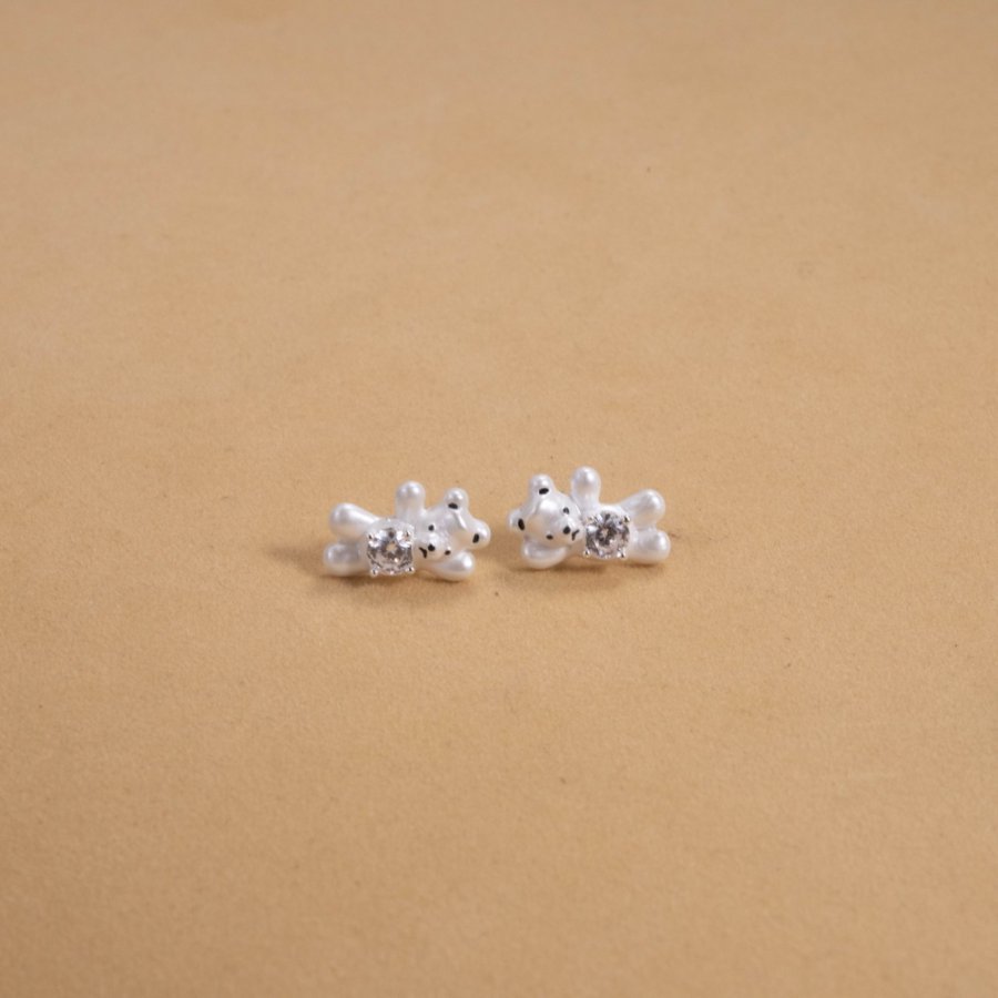 New sweet and cool pearlescent white bear asymmetrical earrings and stud earrings, fashionable and elegant earrings, 925 silver needle earrings, light luxury details Picture