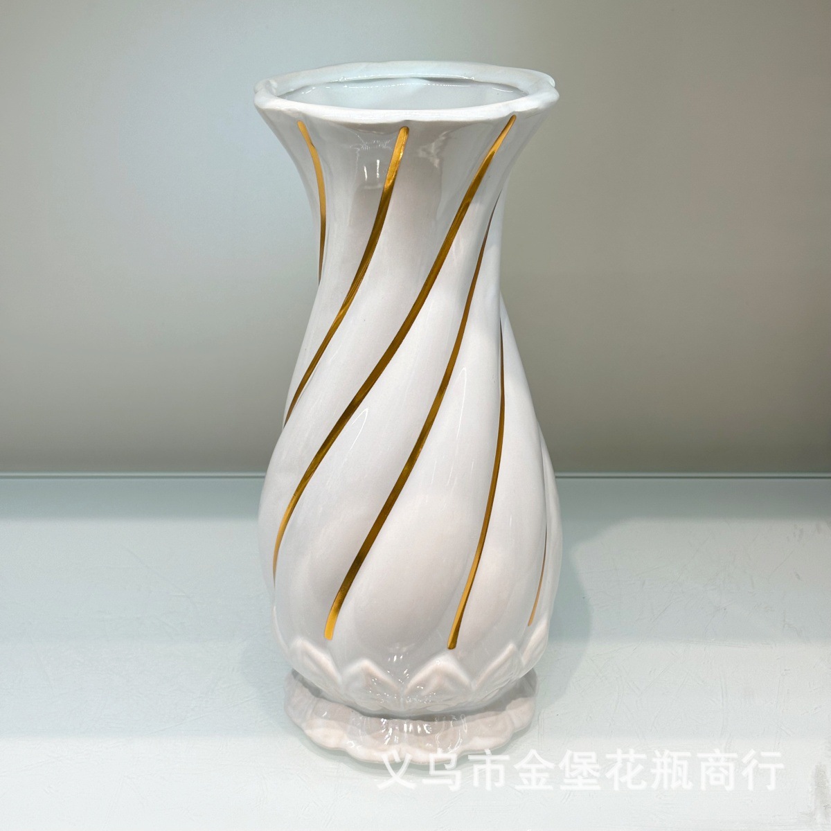إنها تشبه مزهرية السيلادون الأبيض المموج الذهبي الخزفي Specification image