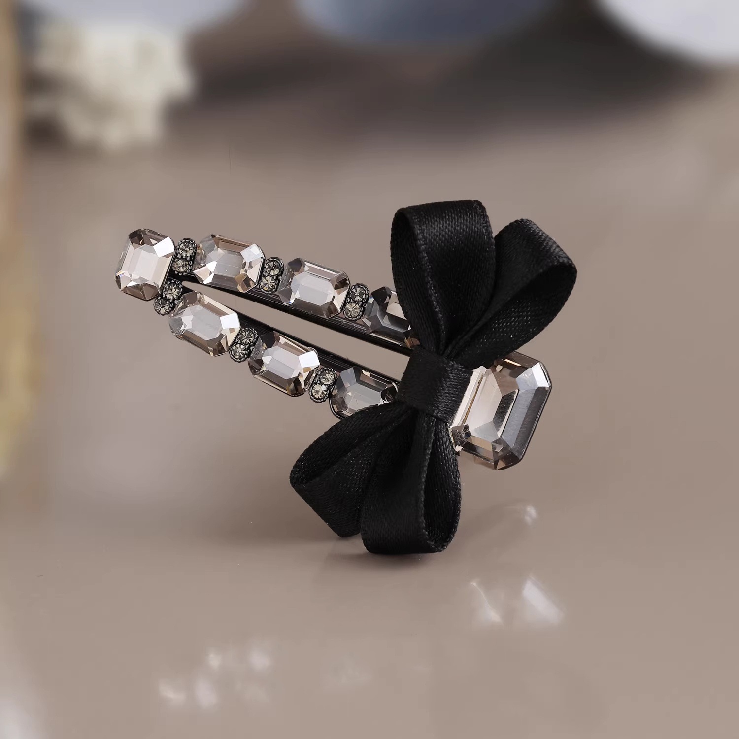 Korean-style crystal bow side clip, high-end and light luxury hair clip, French retro style headwear details Picture