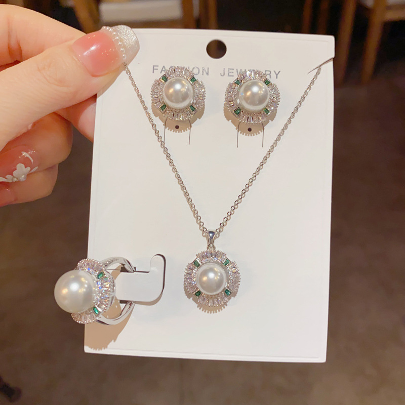 French retro court style, fashionable and versatile, super sparkling zircon pearl three-piece set, stud earrings, personalized and light luxury necklace
