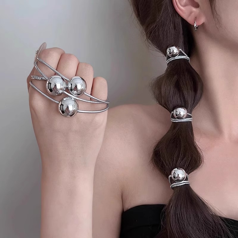 The Korean blogger Feng Liang's silver small ball hair band and headband are both unique and stylish, featuring elastic hair accessories and bracelets that exude a simple yet sophisticated vibe