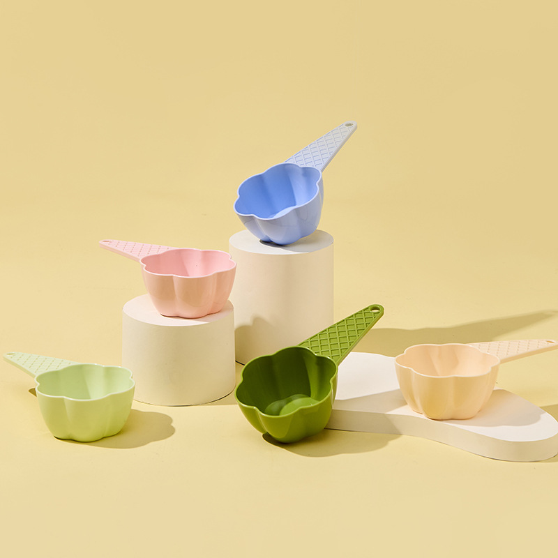 New wholesale pet supplies spoons, dopamine-colored ice cream shaped food spoons, easy-to-clean cat and dog food spoons