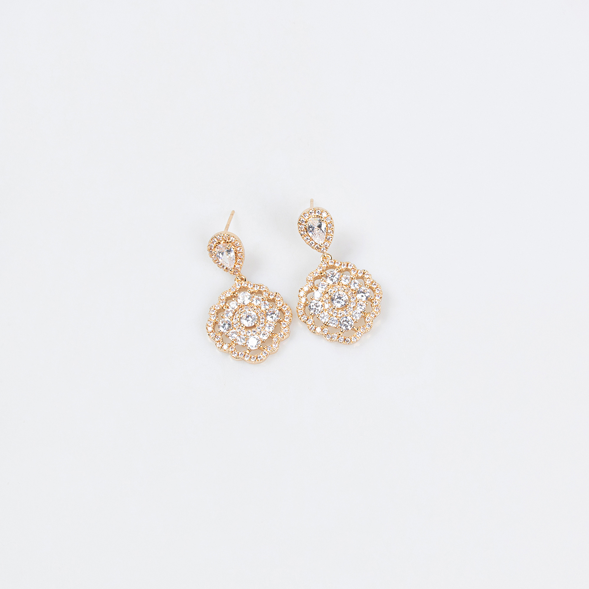 Cross-border light luxury copper-inlaid zircon flower petal necklace, women's niche Instagram super sparkling flower pendant collarbone chain wholesale Application Scenario