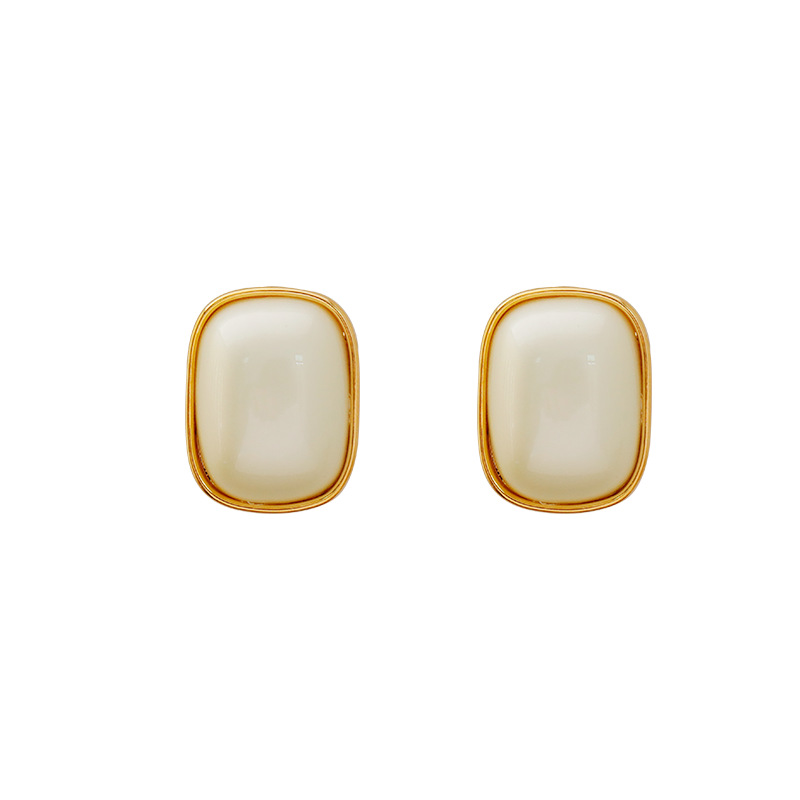 Hyacinth geometric square, simple and elegant, fashionable and versatile stud earrings, retro Hong Kong-style, niche design, steamed bun pearl earrings Item Picture