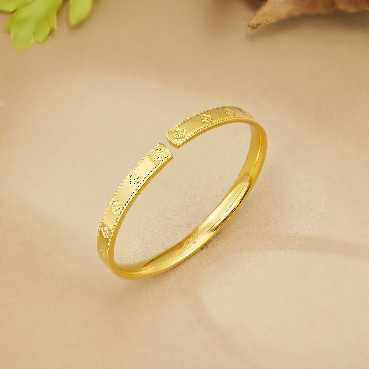 Fashionable and elegant, light luxury, lucky four-leaf clover bracelet, high-end and niche design, the same style as the open bracelet on Xiaohongshu Application Scenario