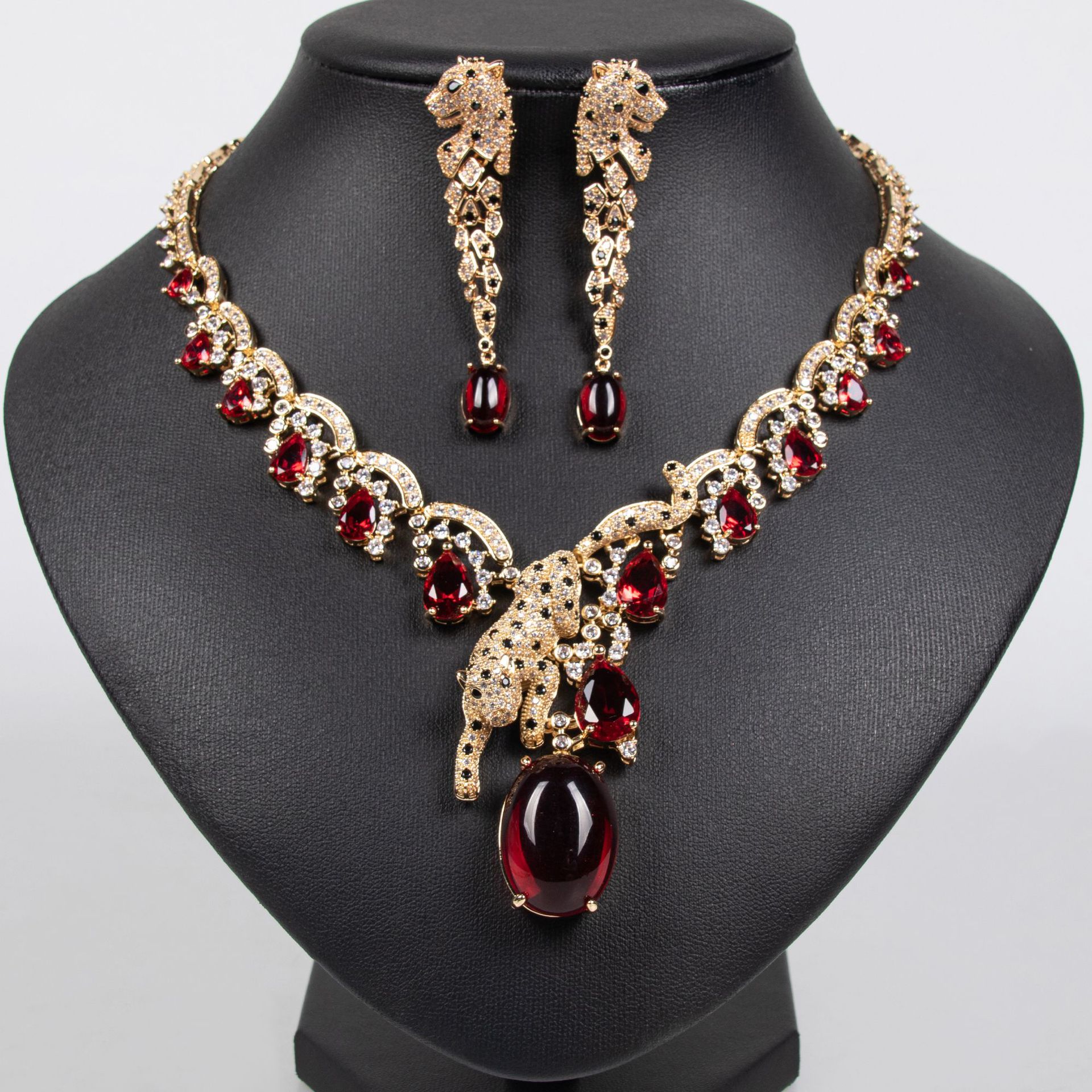 Moda europea y americana exagerado leopardo zirconia adornos collar conjunto de personalidad vestido versátil adornos de noche collar por mayor LYTJ30611 feng yun joyería por mayor collar conjunto de pendientes joyas caibao zirconia conjunto de cadena Application Scenario