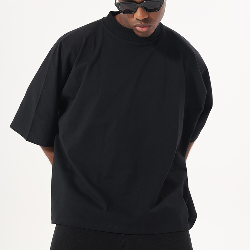 A trendy men's T-shirt with a small neckline, made of pure cotton, is a loose style for American teenagers. It's a short and wide Boxy men's short-sleeved shirt details Picture