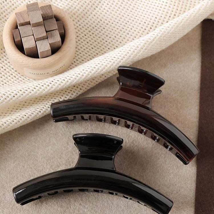 "Flower and Youth 5 Dilraba's black acetate imitation hair clip, large-sized hair clip, shark clip. Application Scenario