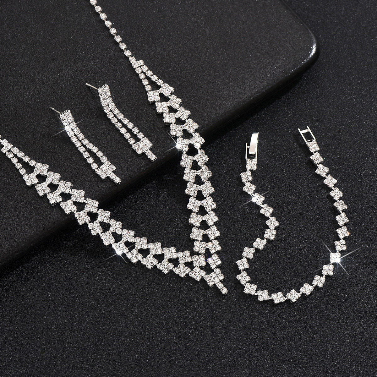 Hot-selling new wedding bride set jewelry, fashionable and dazzling water diamond necklace, earrings, bracelet, and decorative items Application Scenario