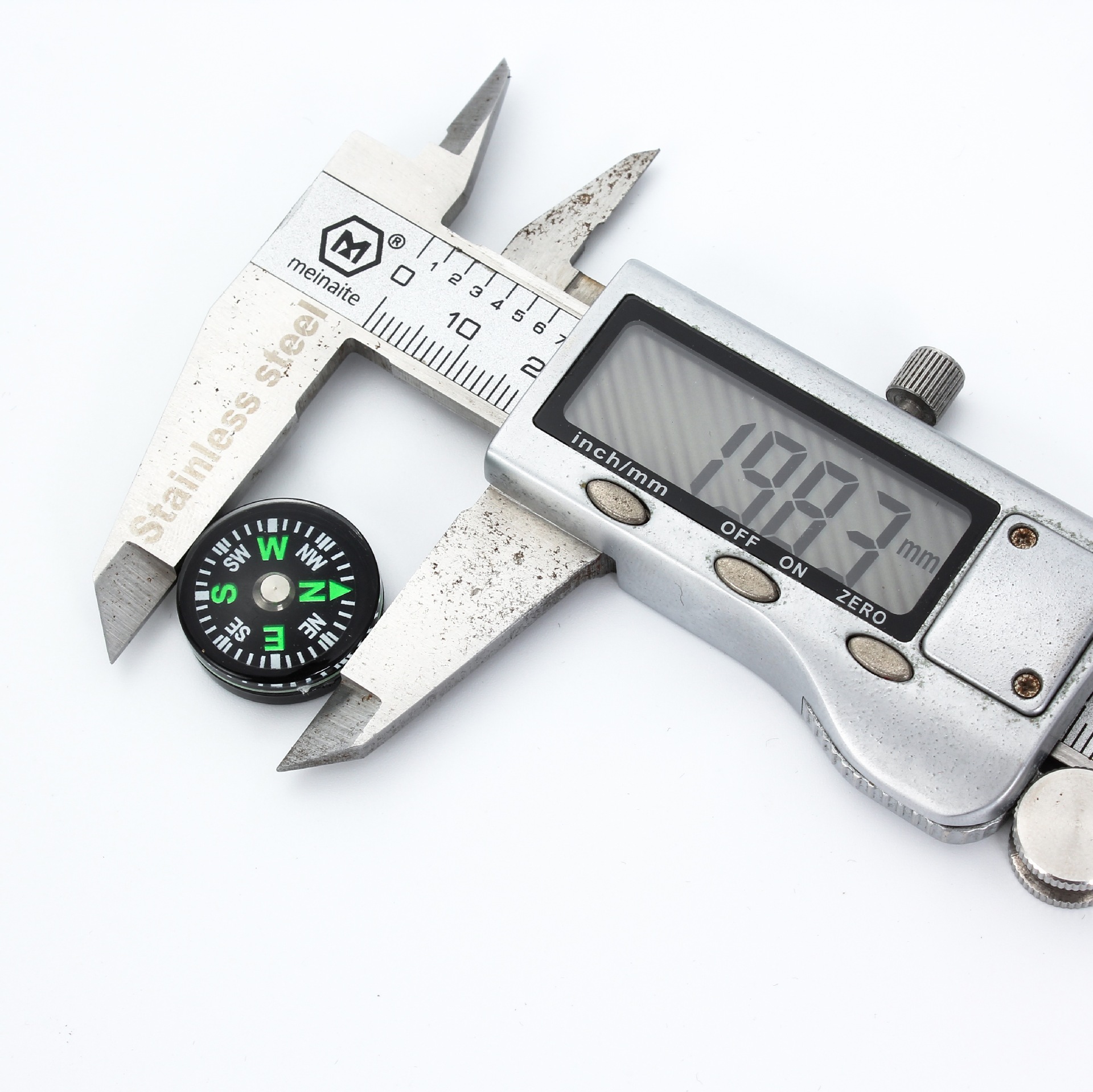 Manufacturer's supply of 20mm oil-filled plastic outdoor compasses with high-precision pointing. A large number of mini compasses in stock Application Scenario