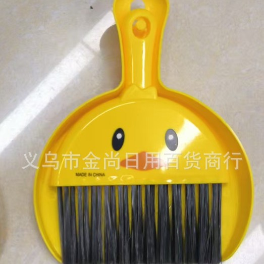 New cartoon little yellow duck desktop children's cleaning desk mini broom dustpan set small broom cleaning broom Application Scenario