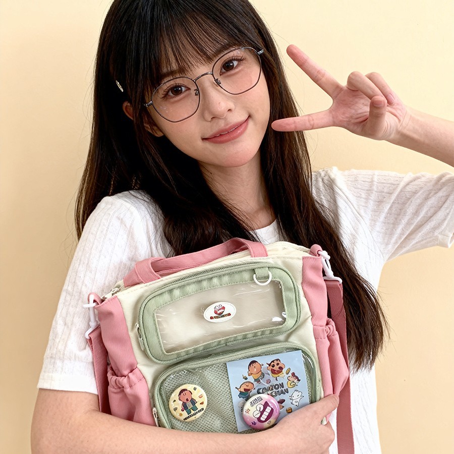 2025 New Crayon Shin-chan schoolbag for girls, primary and junior high school girls, high appearance level dopamine backpack details Picture