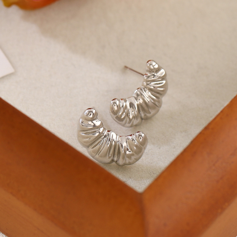 New retro large horn stud earrings for women, elegant and simple, versatile earrings, stylish and fashionable earrings wholesale Application Scenario