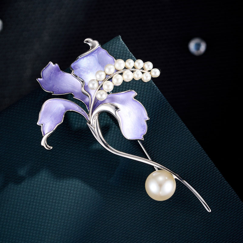 A high-end and exquisite two-color enamel lily brooch, a niche and eye-catching pearl tassel soft and elegant brooch, a new style of brooch