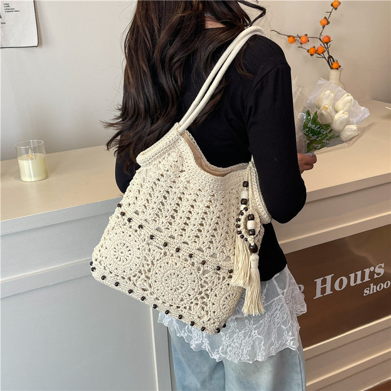 Cross-border woven bag, fringed knitted hollowed-out handbag, large-capacity fringed design single-shoulder bag, beach vacation lady's beach bag, fringed woven bag Specification image