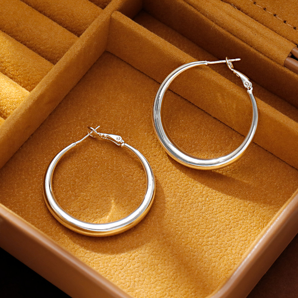 Hyacinth Xu Me Dazzlingly, Zhao Lusi Xu Yan's same silver pigment ring large ear ring, high-end women's stud earrings, elegant earrings and earrings Application Scenario