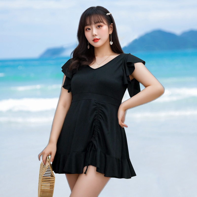 Plus-size swimsuit for women in solid color, conservative and slimming, with a large chest and a gathering two-piece set. Hot spring swimming suit for chubby girls -092630 Application Scenario