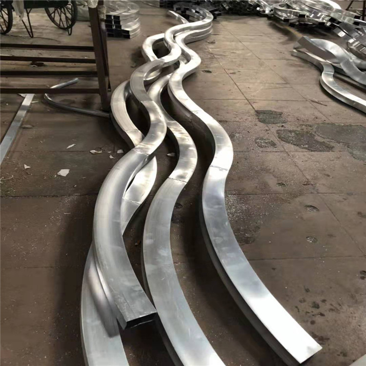 Arc-shaped aluminum square tube aluminum single panel curtain wall, shaped aluminum plate, bent aluminum square tube exterior wall, storefront background, wavy aluminum single panel details Picture