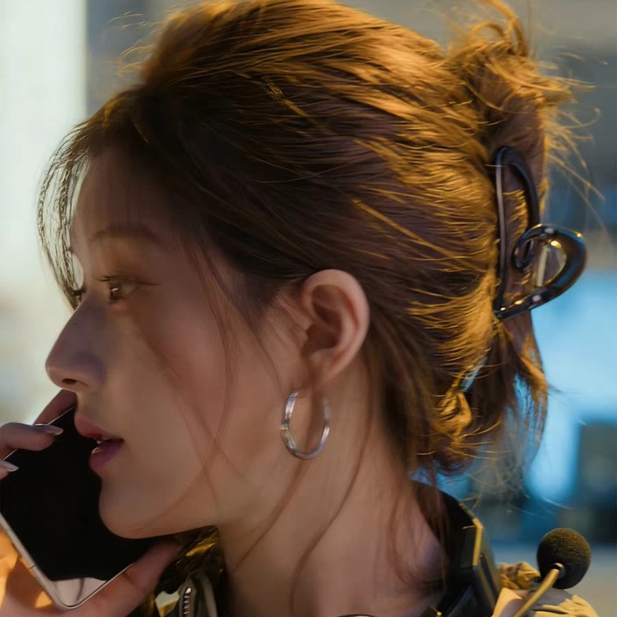 Xu Wo Dazzleng Zhao Lusi Xu Yan's same heart-shaped claw clip with a high-end look. The back of the head is a shark clip hair accessory details Picture