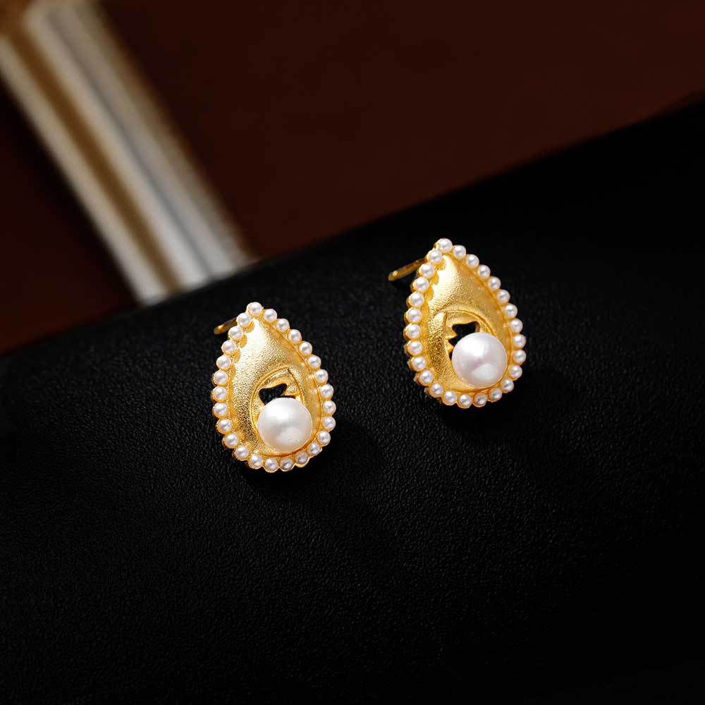 Hyacinth diseño original antiguo francés cobre chapado en arena oro pendientes de gota de agua para mujeres lujo ligero alto sentido temperamento versátil perlas orejeras Application Scenario