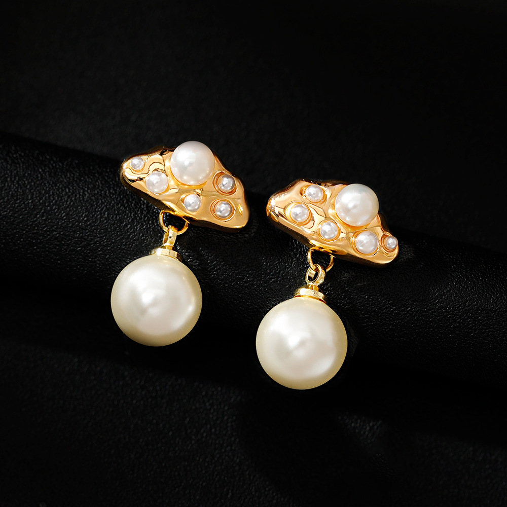 Hyacinth's original design of round pearl pendant earrings is a fashionable, light luxury and high-end accessory for women. It has become a bestseller in Douyin live streaming Specification image