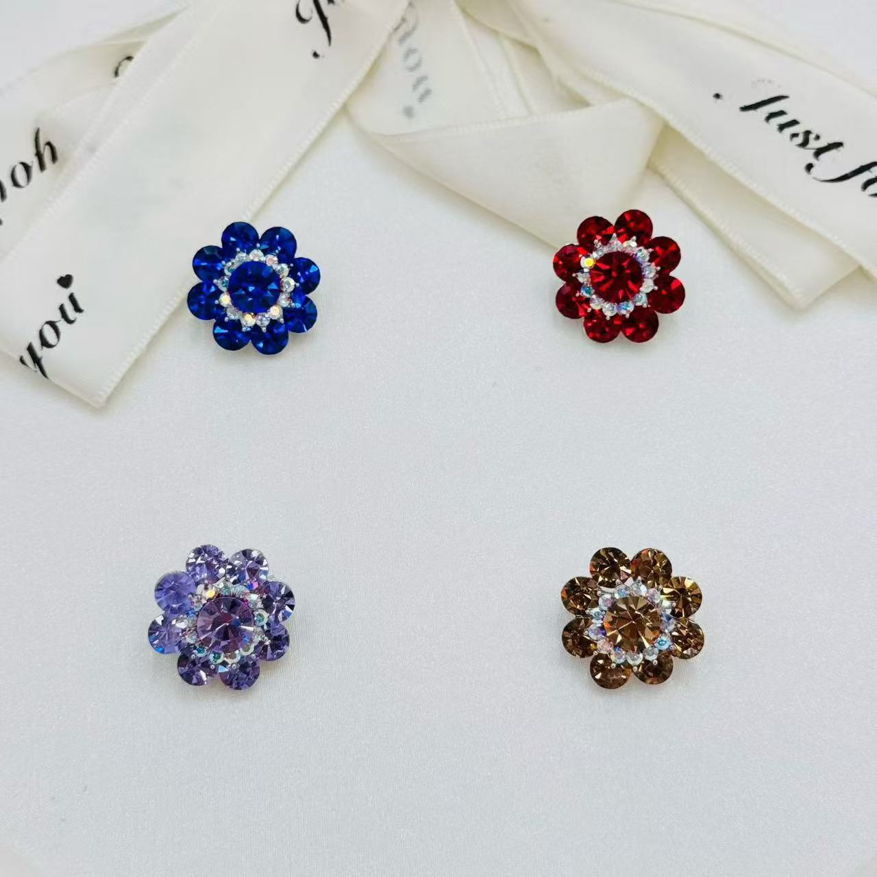Austrian crystal flower brooches, retro full diamonds, home diamond accessories, overcoats, suits, brooches, high-end gifts wholesale Application Scenario