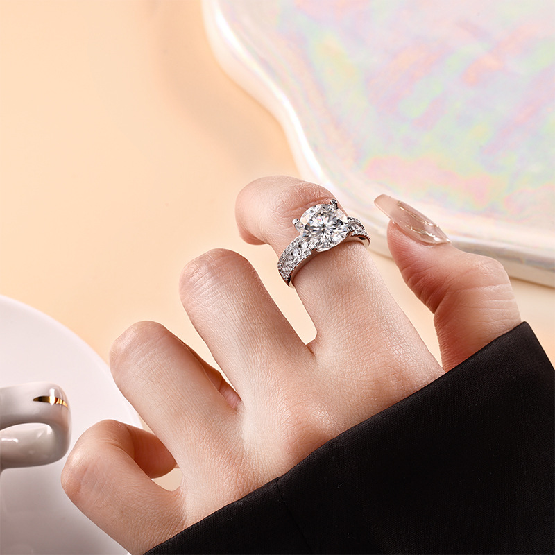A 5-carat Moissan ring S925 with a high-end and light luxury feel from Europe, America, Japan and South Korea, made entirely of pure silver, is a versatile engagement and proposal ring details Picture