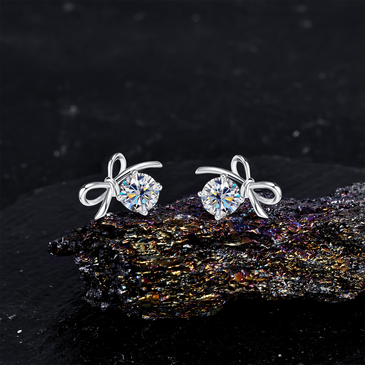 Zhuoheng selects cute and sweet bow four-prong Moissang stud earrings for women, with a fresh and delicate touch and a cute and artistic touch. Wholesale Specification image