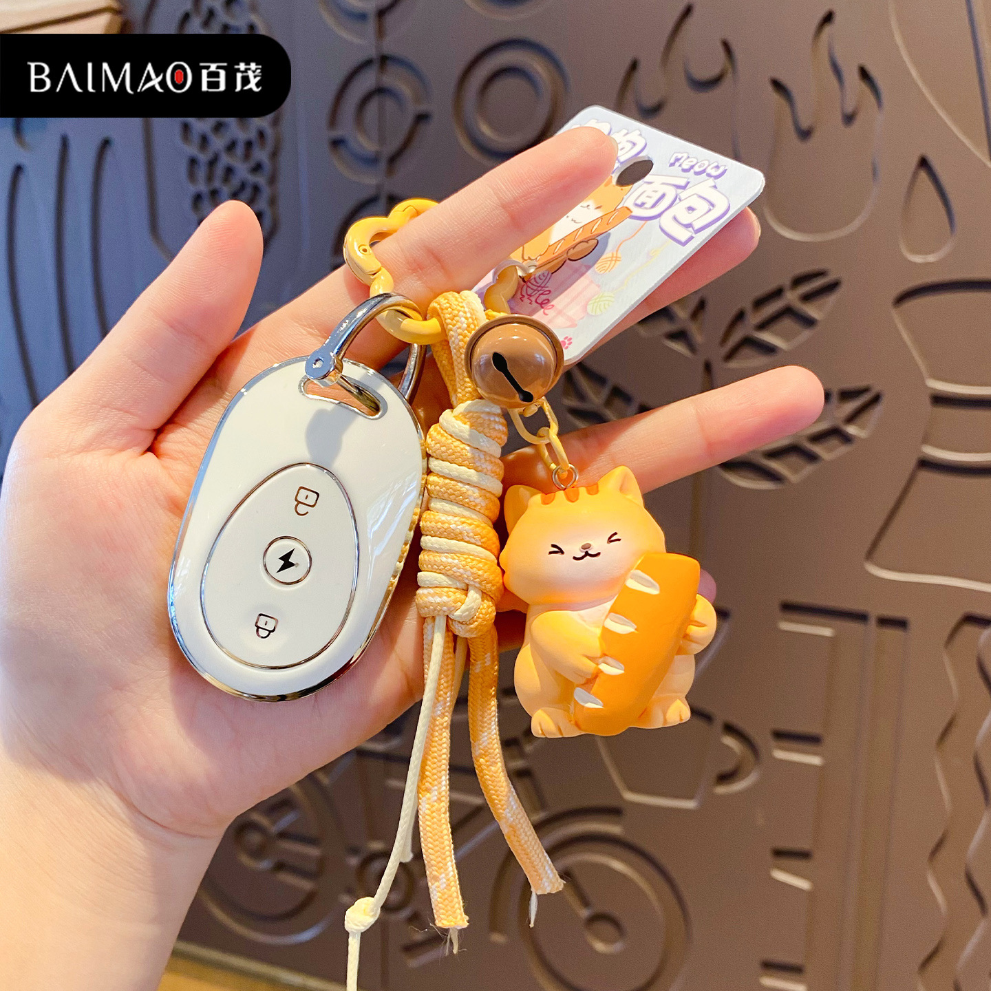 Baimao Original Cat Hug Series keychains, cute cartoon resin pendants, creative small gift bags and pendants Application Scenario
