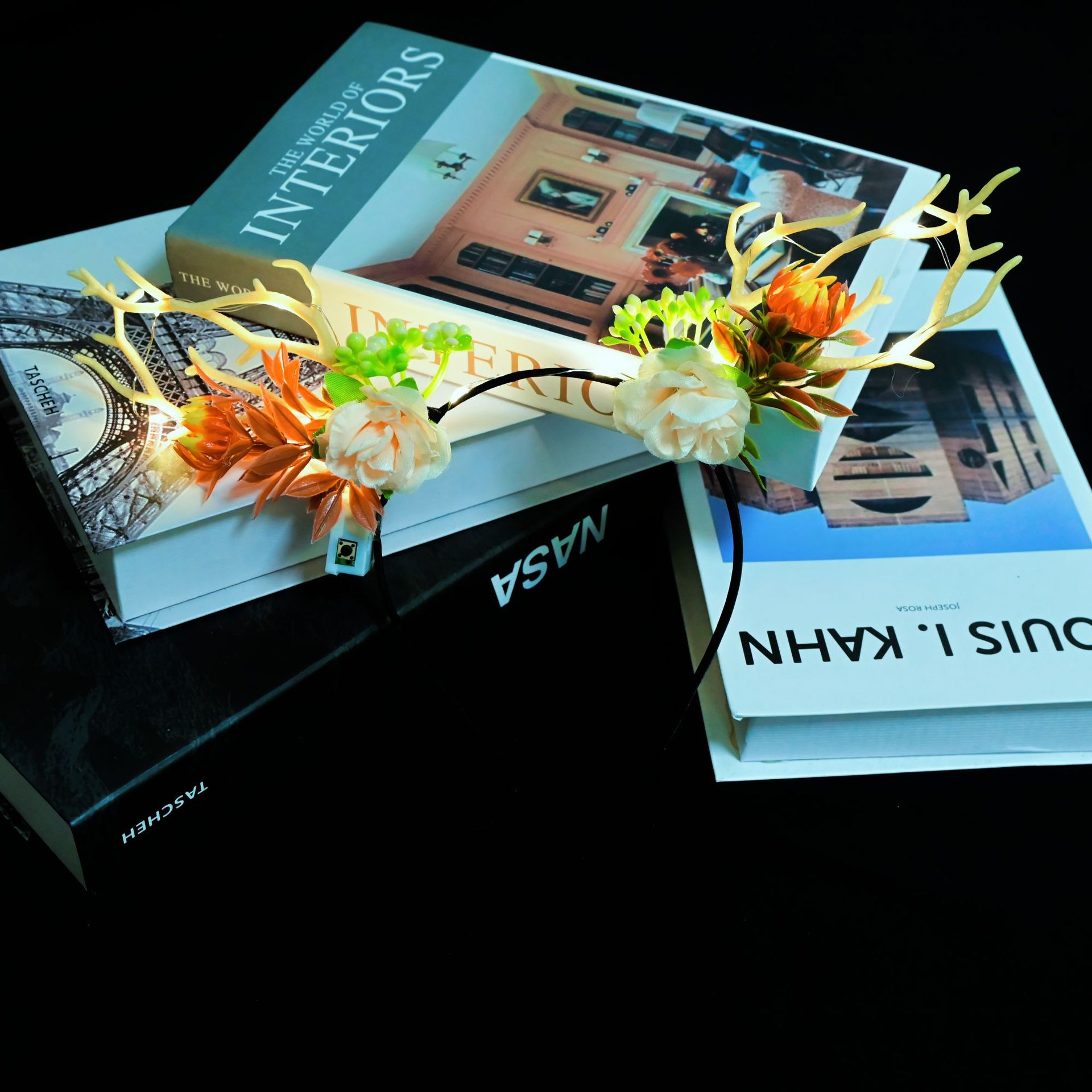 The new Christmas flower-shaped little reindeer hair band, the popular deer antler luminous headwear, Christmas items, hair clips and hair accessories are selling well