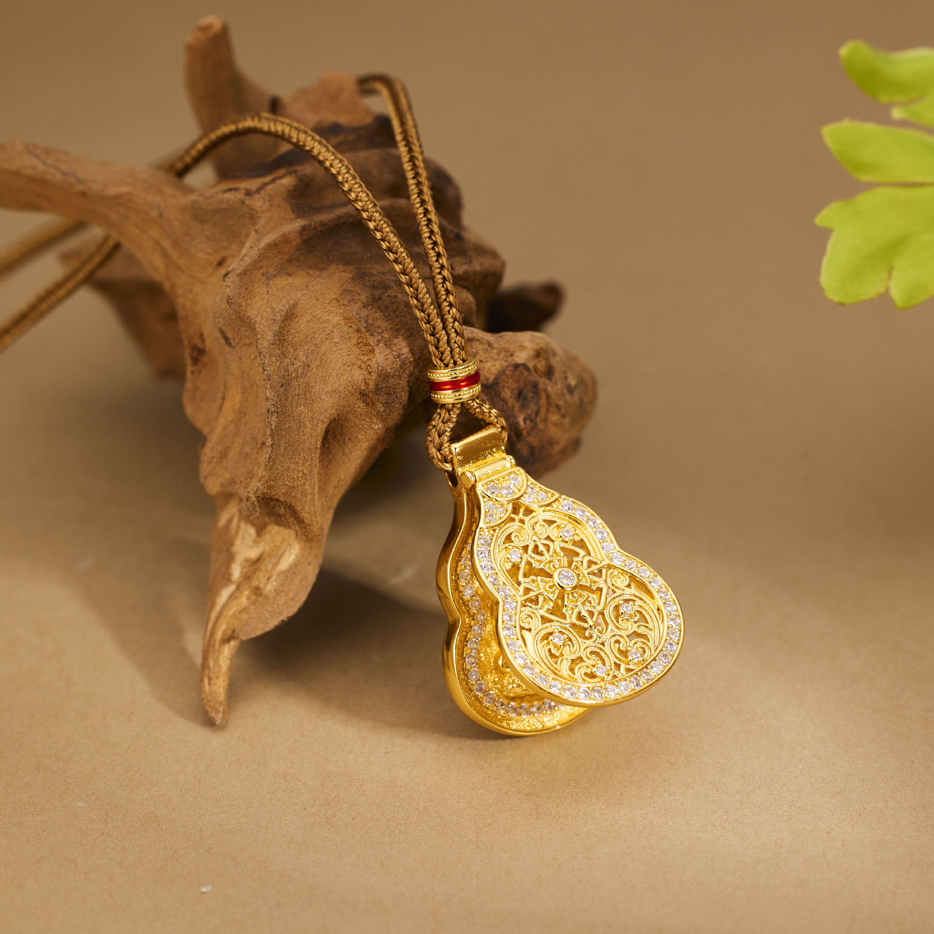The ancient method of "Double Happiness and Prosperity", the same style as Wei Xue's filigree gourd necklace, gold store, yellow gold with diamonds, ancient method sand gold Specification drawing