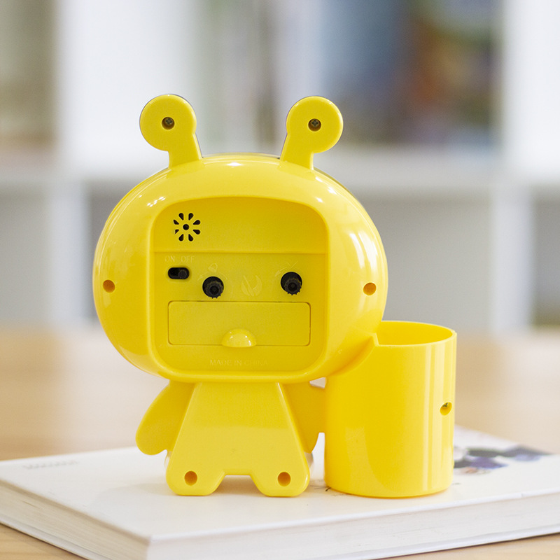 Innovative and creative pen holders by male and female students, bee alarm clocks, bedside children's cartoon, fashionable and cute alarm clocks, bedroom clocks Application Scenario