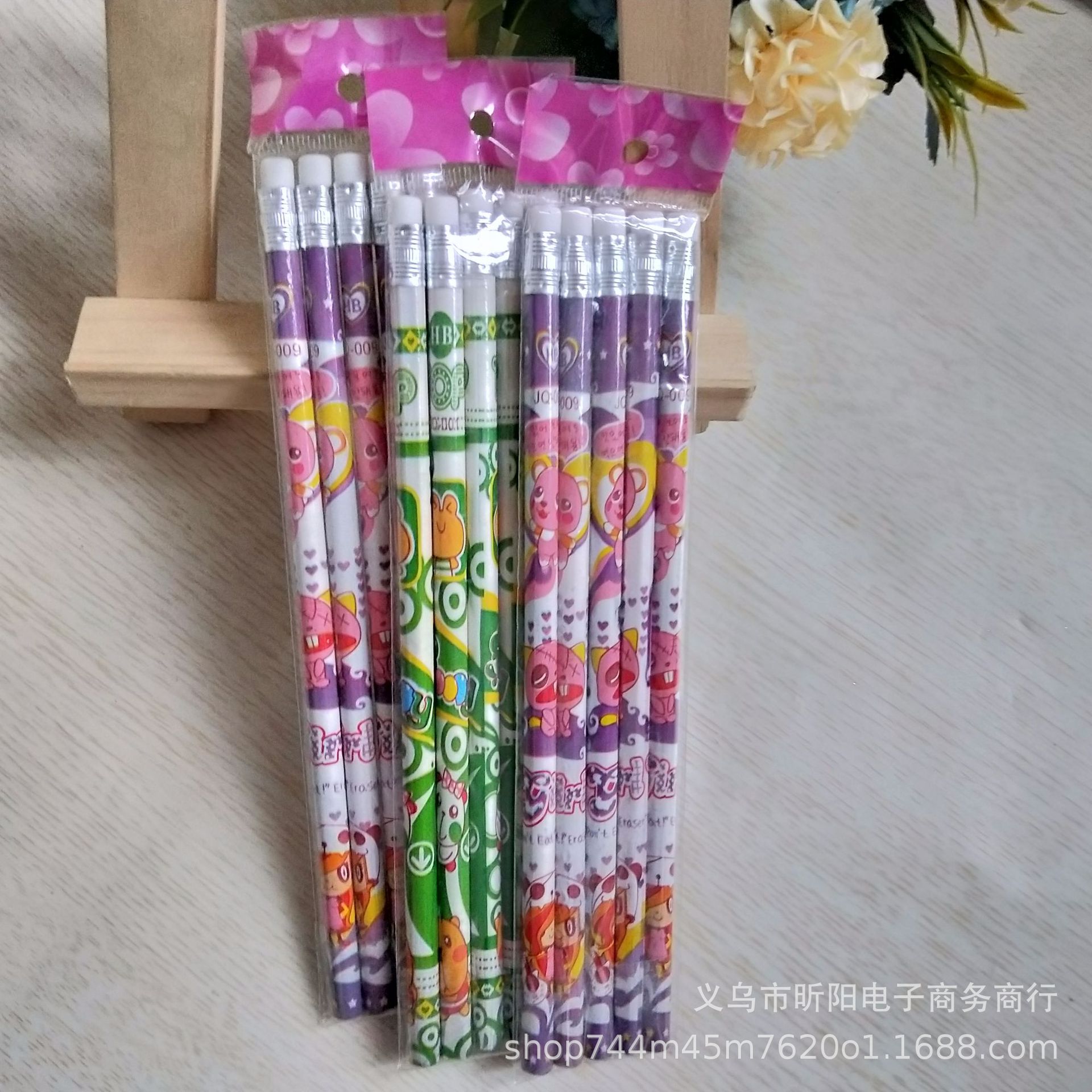 A pack of 5 student cartoon erasers and pencils, HB pencil writing tools, at a one-yuan store details Picture