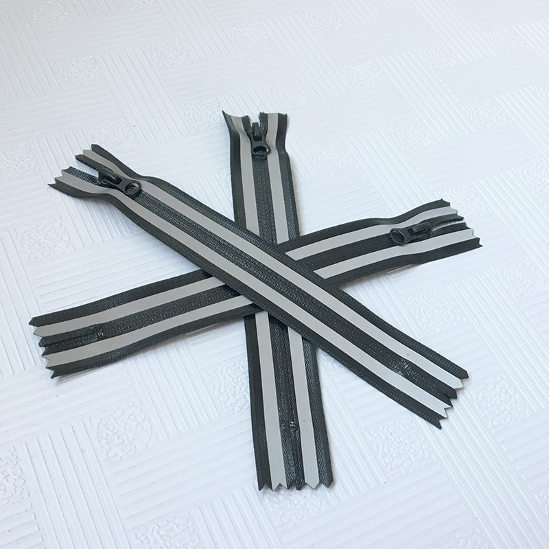 No. 3 PVC water-repellent strip clothing zippers are used for the front of zipper bags and reflective zippers. Other sizes can be ordered details Picture