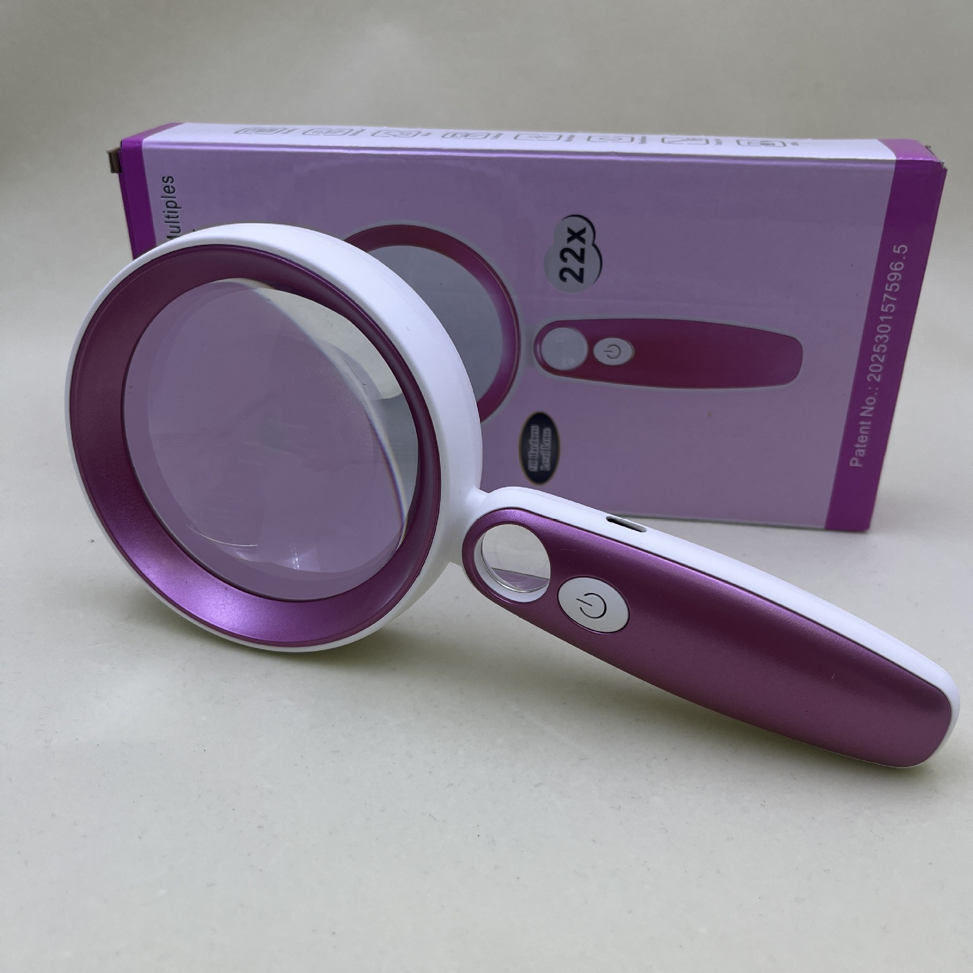 The new Amazon bestseller, a handheld high-definition rechargeable magnifying glass with 23 LED lights, is a reading magnifying glass for reading Application Scenario