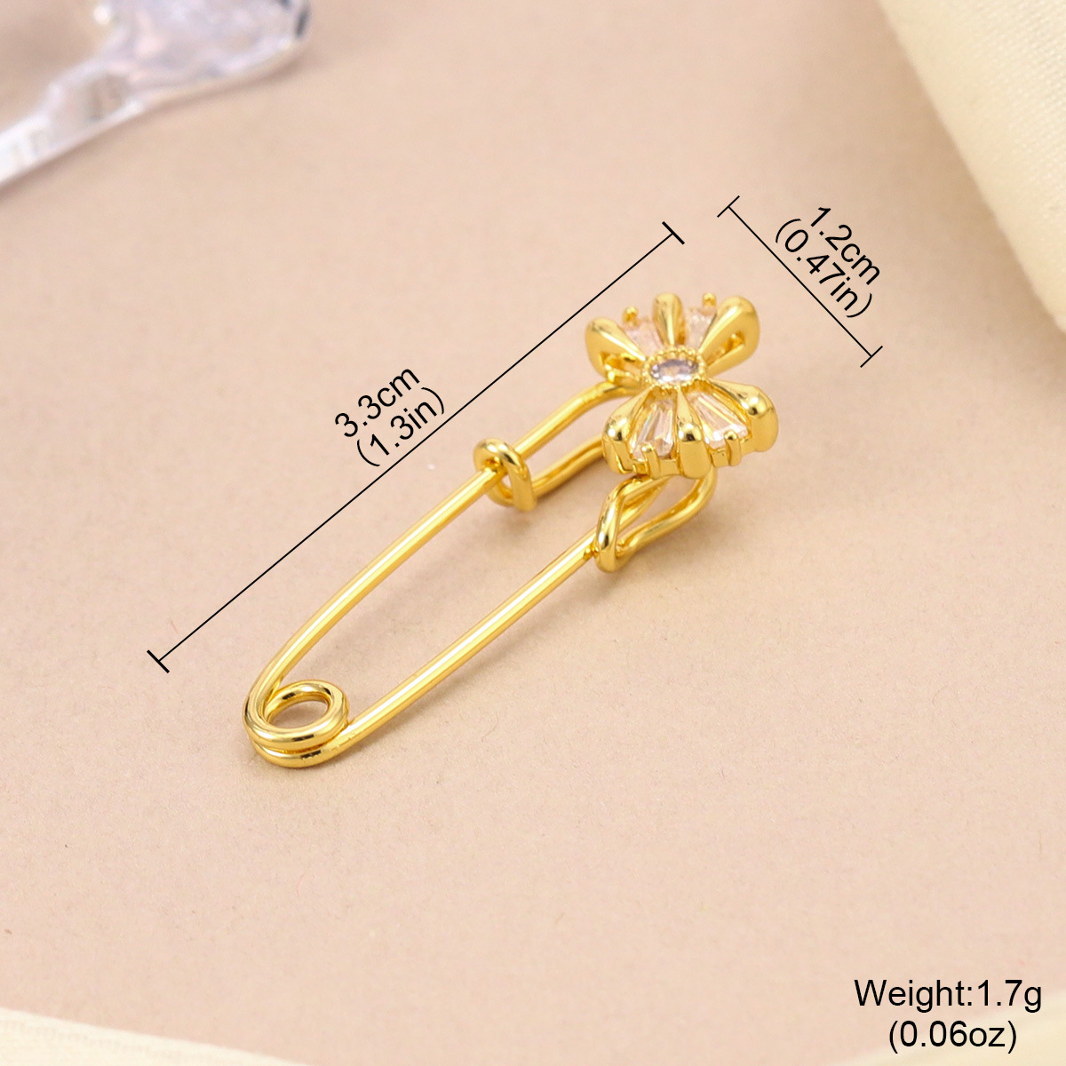 Retro and simple floral painting, oil-dripping long brooch, pearl coat, anti-glare sweater, cardigan button accessory Application Scenario