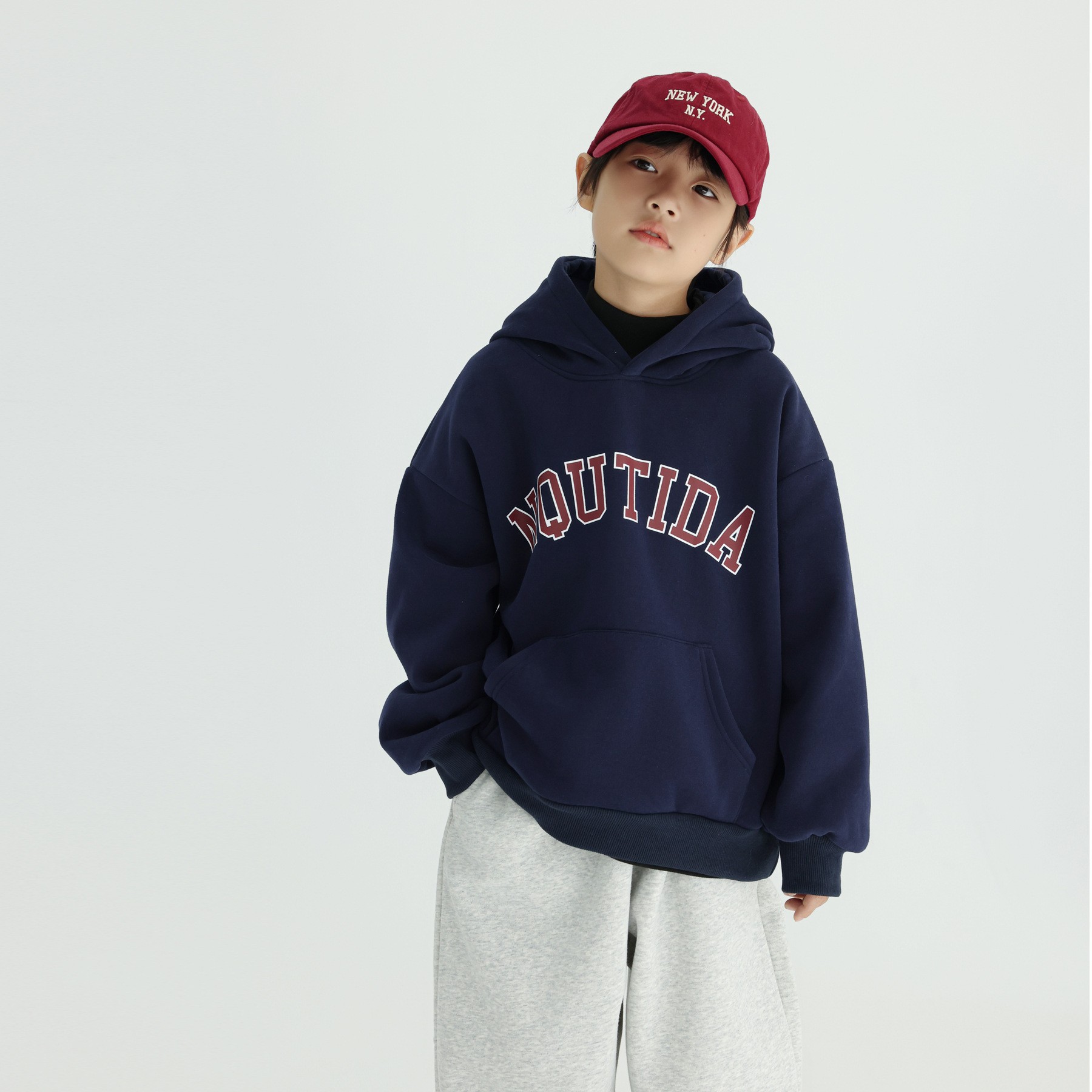 2025冬季新款儿童洋气新年红加厚保暖上衣男女大童一体绒连帽卫衣细节图